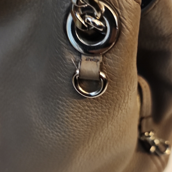 Michael Michael Kors Jet Set Chain Leather Tote. - Picture 15 of 16